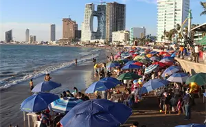 Más de 160 mil personas acuden a las playas y el malecón Mazatlán este fin de semana