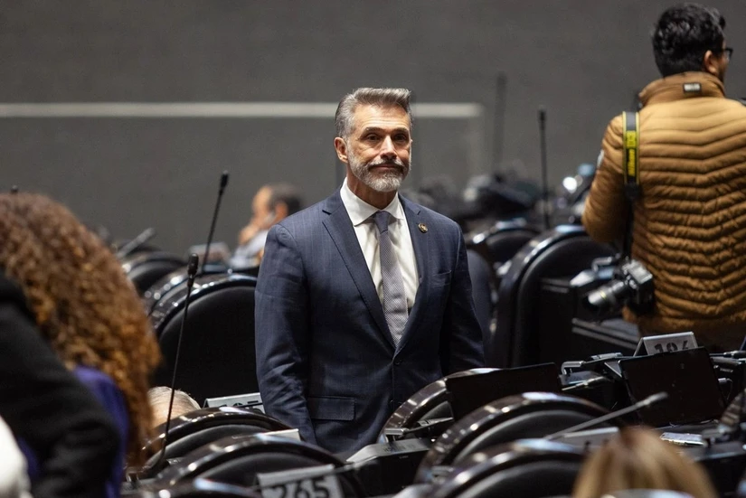 Sergio Mayer solicitó licencia de su cargo como diputado para sumarse al programa.