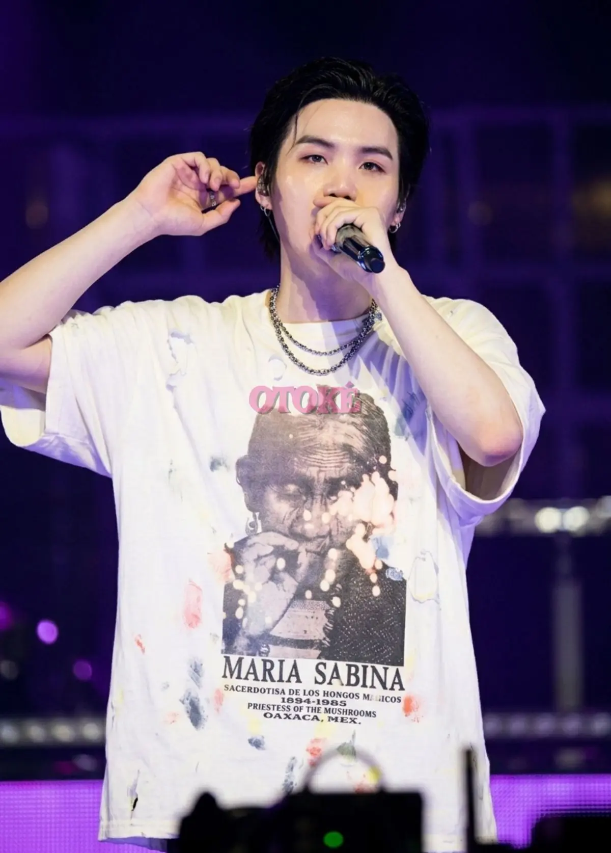Suga con playera de María Sabina.