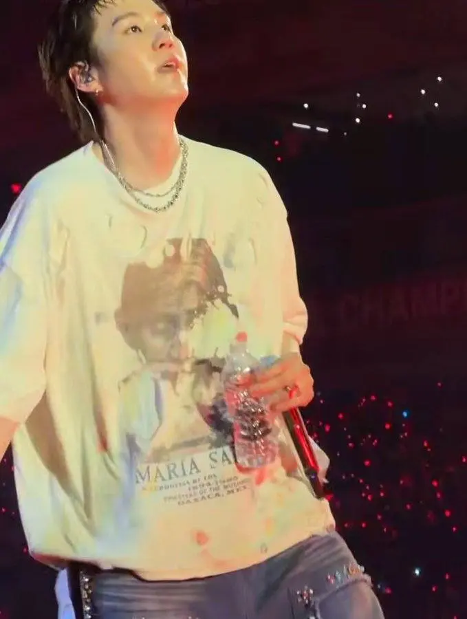 Suga durante su concierto portó una playera de María Sabina.
