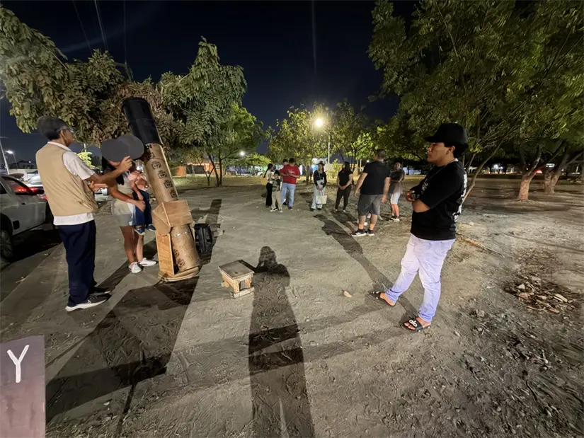 Niños y adultos se acercan para admirar el cielo nocturno de Mazatlán desde el telescopio artesanal de David Castellanos