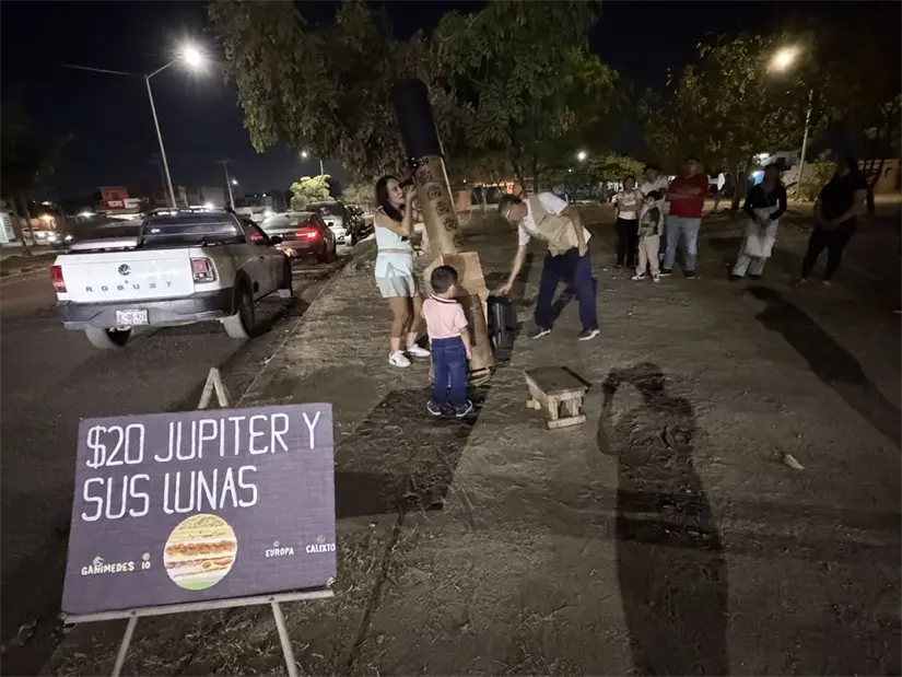 Cada noche a partir de las 8:00 pm decenas de personas acuden al parque donde David instala su telescopio, para observar los astros