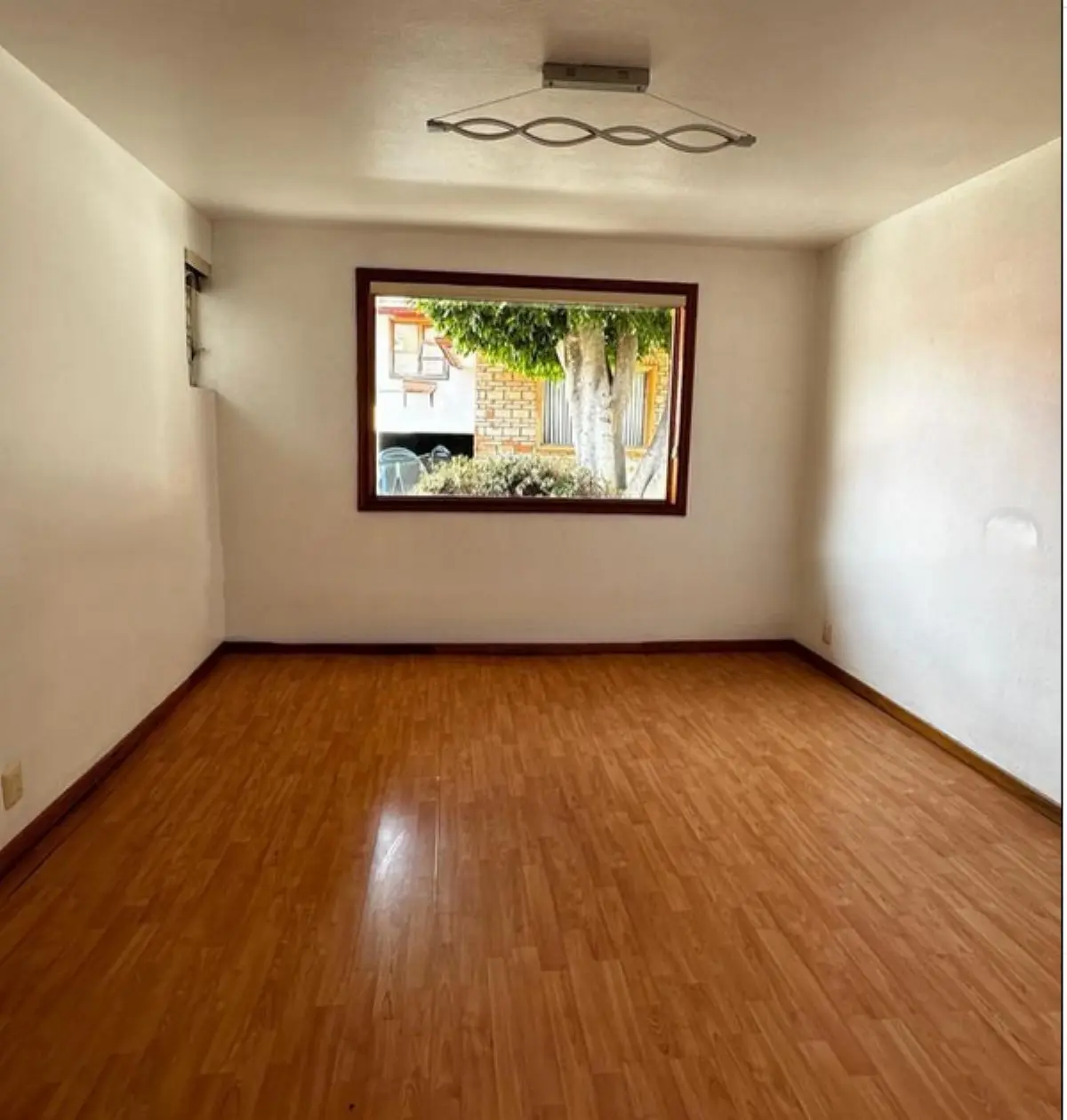 Una de las habitaciones de la que la fue la vivienda de Luis Miguel en CDMX. Foto: Home City_80