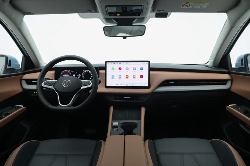 En su interior, está equipado con lo último en tecnología y confort.