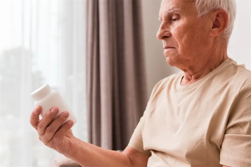 La sobremedicación es un problema en las poblaciones de la tercera edad que a menudo experimentan efectos secundarios.