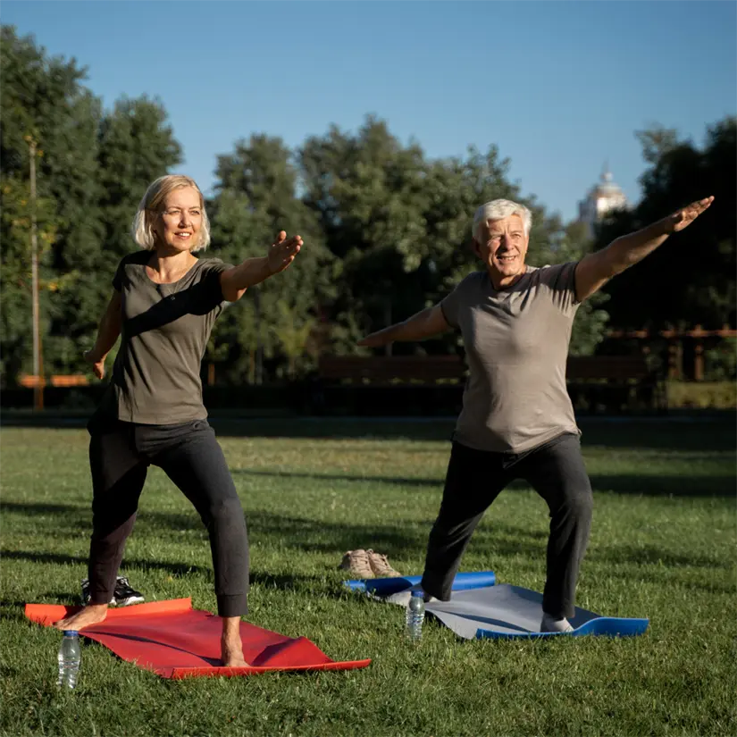 Caminar diariamente y realizar suficiente ejercicio ayudan a evitar que el cuerpo físico pierda su flexibilidad natural.