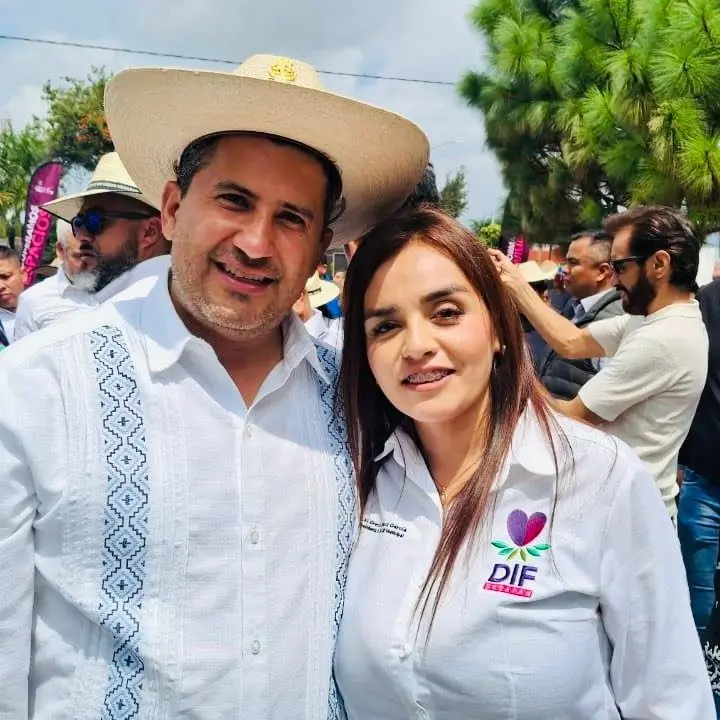 Grecia al lado de su esposo Carlos quien fue asesinado recientemente.