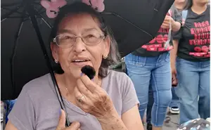 Tiene 80 años, ama a BTS y su historia está conquistando redes