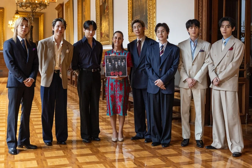 Sheinbaum recibe a BTS en Palacio Nacional; fans llenan el Zócalo de CdMx