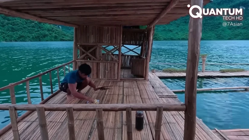 Un hombre construye una aldea flotante autosuficiente en Vietnam