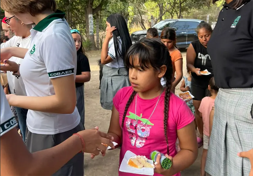 Los jóvenes estudiantes realizaron una jornada solidaria para llevar un detalle a los niños, pizza, pastel y bebidas.