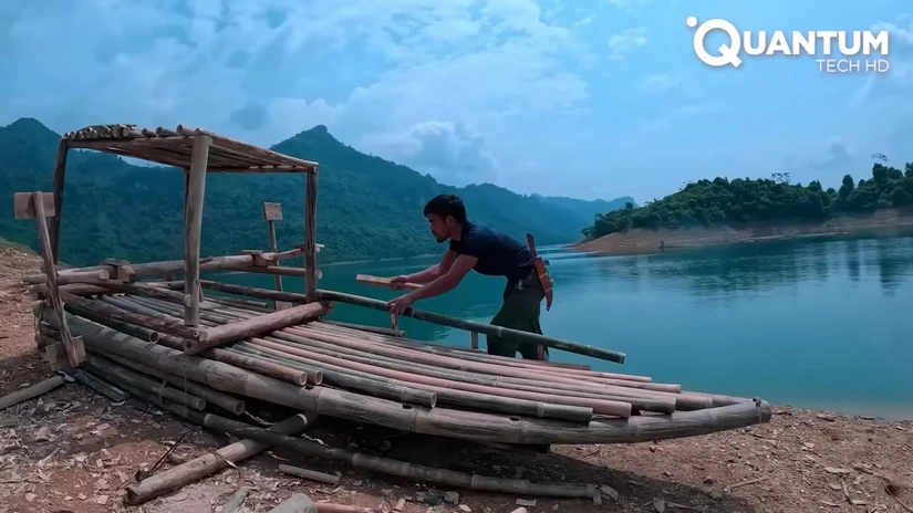 Construyen refugio autosuficiente sobre un lago con técnicas tradicionales