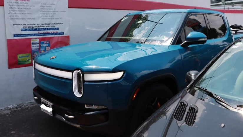 La pick-up cuenta con un color azul intenso que la afición relacionó con el Club América.