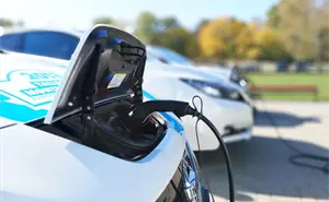 ¿Cuánto tengo que ganar para comprar el auto eléctrico más barato en México?