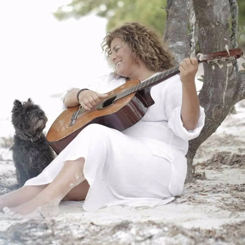 Denisse de Kalafe aún sigue componiendo canciones, aunque su vida ya no es pública. Foto: Cortesía. 