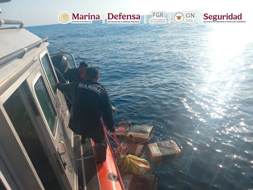 Elementos navales aseguraron 78 bultos con más de dos toneladas de cocaína frente a Salina Cruz, en una acción que representa un duro golpe económico para el narcotráfico.