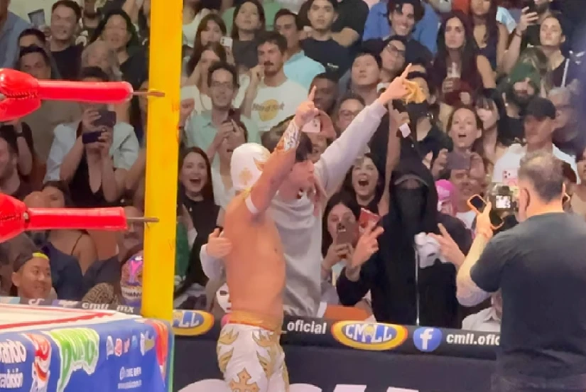 Fans captaron en videos y fotos a integrantes de BTS durante una función de lucha libre en CDMX, donde incluso convivieron con el luchador mexicano Místico.
