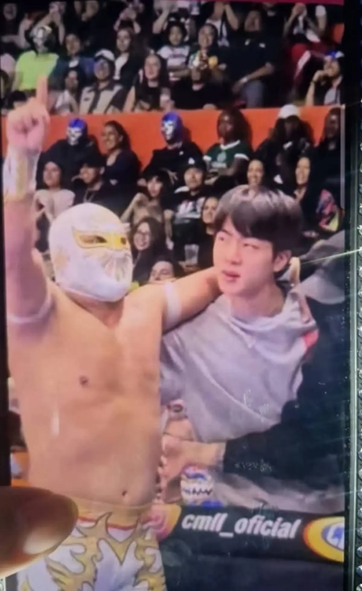 La visita de BTS a la Arena México sorprendió a cientos de asistentes. Videos muestran a Jimin, Jin y Suga disfrutando del espectáculo de lucha libre mexicana.