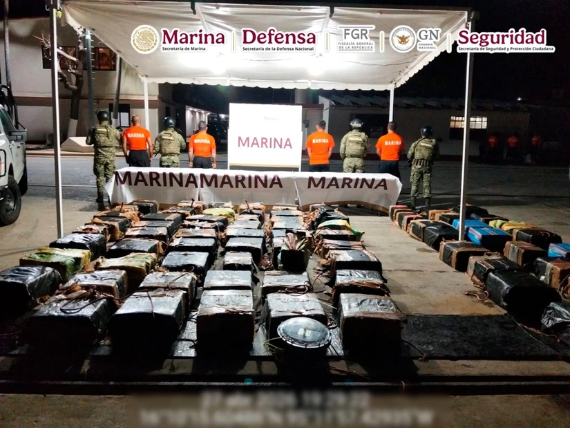 La Secretaría de Marina decomisó más de 2 toneladas de presunta cocaína en Oaxaca, reforzando la vigilancia en aguas nacionales y evitando su distribución en territorio mexicano.