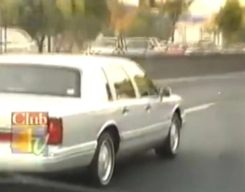 María Felix en 2001 en CDMX en su auto Lincoln modelo 1997. Foto: Televisa