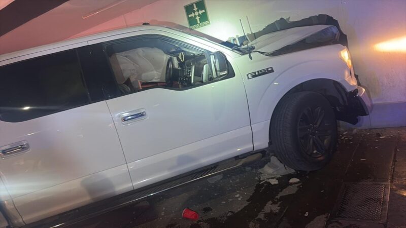 Conductor impacta contra barda de local comercial en la avenida Agustín Melgar
