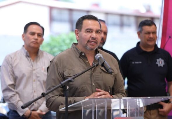Encabeza Cruz develación de placa del Parque «Arturo Urquidi Astorga»