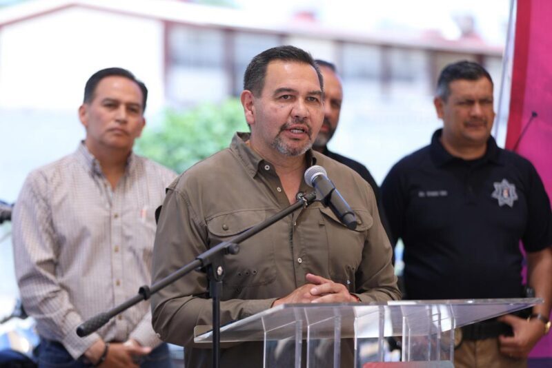 Encabeza Cruz develación de placa del Parque «Arturo Urquidi Astorga»