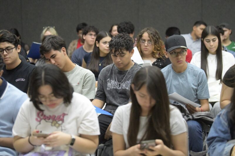Uso excesivo de redes sociales impacta bienestar: académica de la UACH