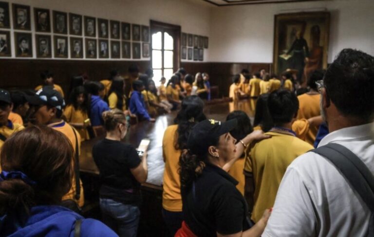 Alumnos del Colegio Rayenare recorren la antigua Presidencia Municipal de Juárez