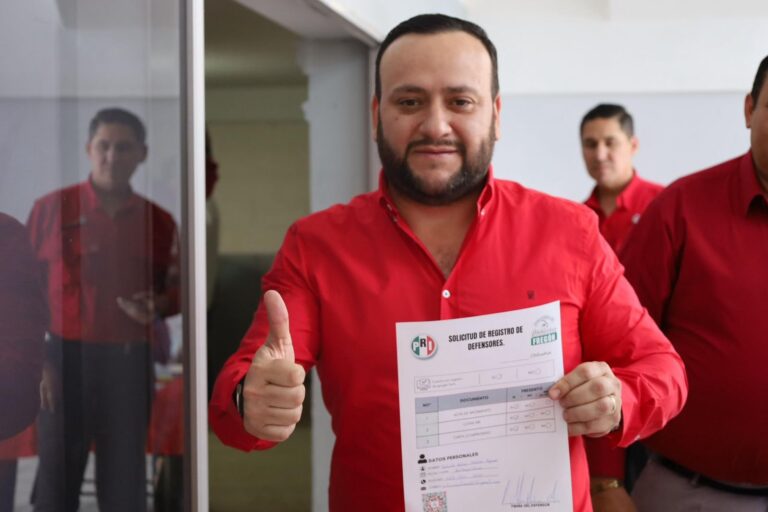 Arturo Medina se registra como Defensor del PRI