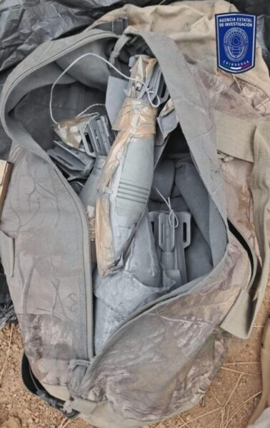 Aseguran vehículos, arma y explosivos en Madera