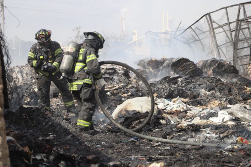 Bomberos sofocan incendio en recicladora de la Juan Pablo II y realizan labores de remoción