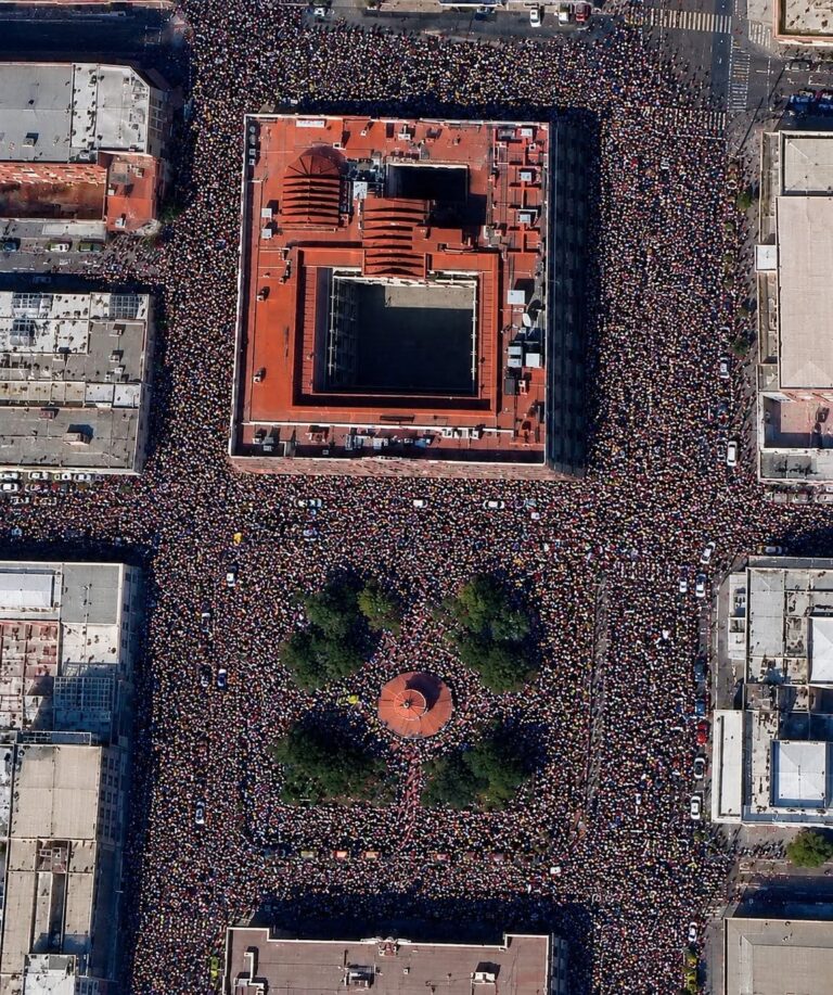 IA pone en aprietos cifras de marcha de Morena en Chihuahua; simulación exhibe diferencias con realidad
