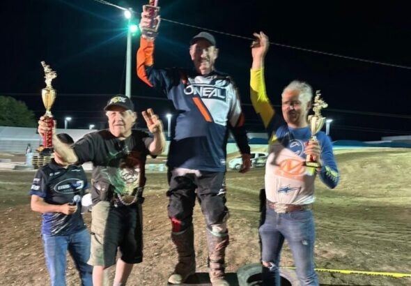 Viven la emoción en Carrera Nocturna de Motocross