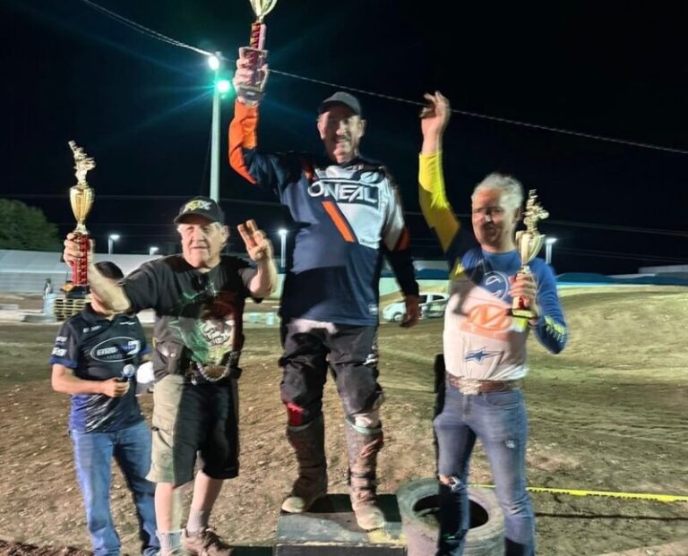 Viven la emoción en Carrera Nocturna de Motocross