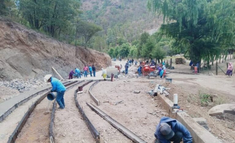 CONSTRUYEN HABITANTES CAMINOS ARTESANALES EN URIQUE Y MORELOS