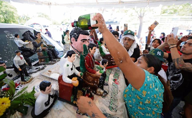 Entre fiesta y polémica revive culto a Malverde con banda y devoción que divide a México