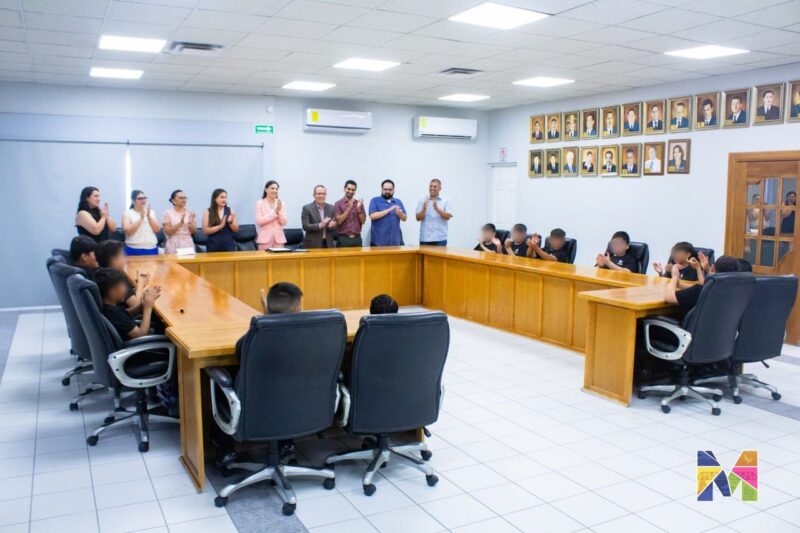 Entrega Miriam Soto apoyo a equipo de voleibol de la Primaria Cuauhtémoc 2220
