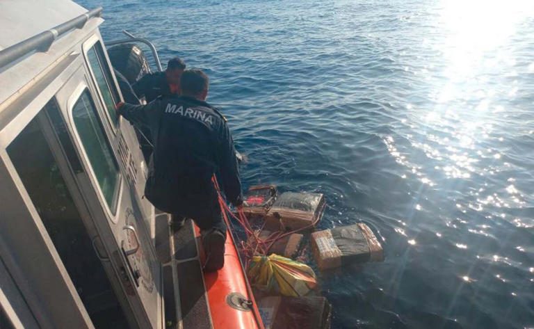 Golpe en altamar exhibe cargamento millonario de droga flotando frente a Oaxaca