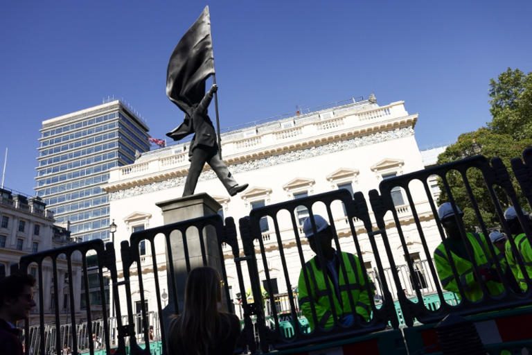 Impacta al mundo la nueva obra de Banksy hombre cegado por bandera desata polémica global en Londres