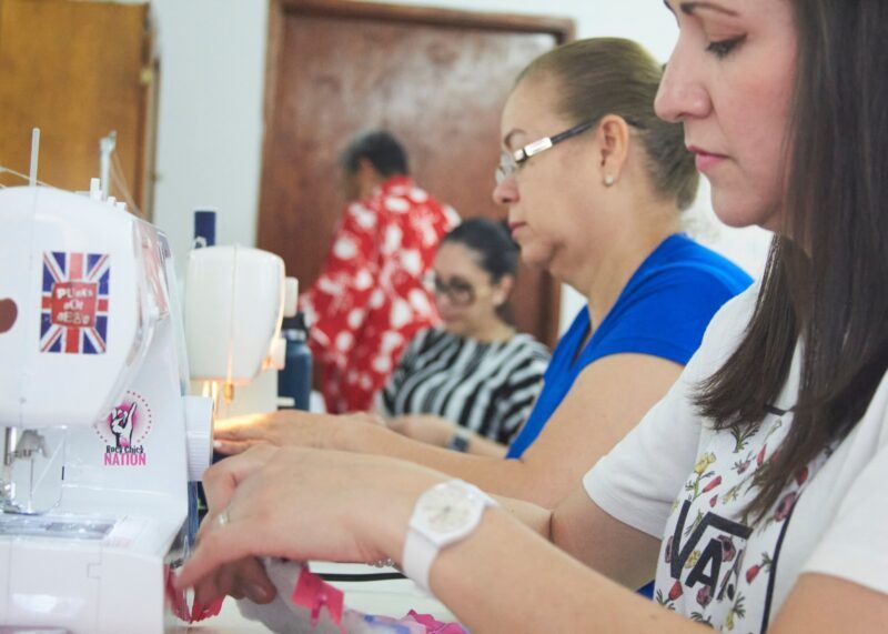 Imparten taller de confección a jefas de familia