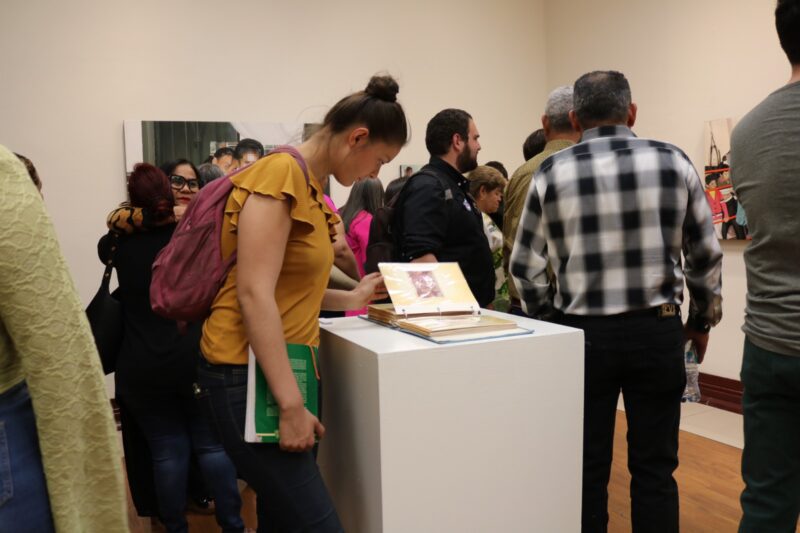 Inaugura UACH exposición pictórica “Póstumo”