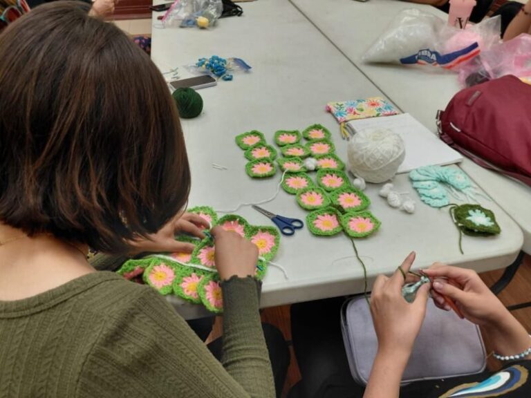 Invitan a taller gratuito de crochet en el Poliforum Cultural Universitario.
