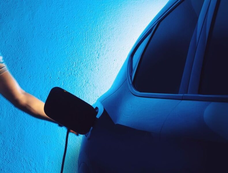 Japón presenta avances revolucionarios en baterías para autos eléctricos