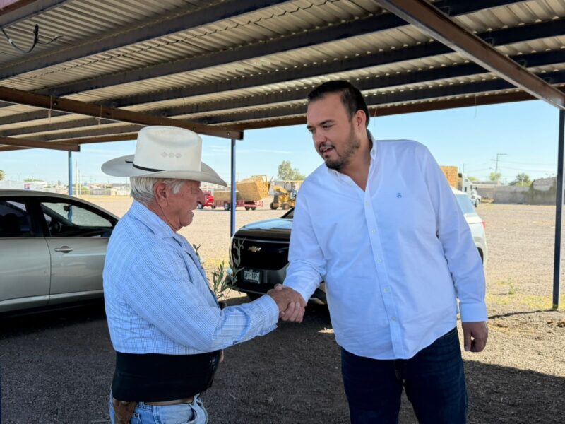 Jorge Aldana entrega más de 200 pacas de rastrojo a productores camarguenses con apoyo de Maru Campos y Desarrollo Rural del Estado