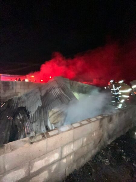 Localizan a hombre muerto en incendio dentro de aserradero