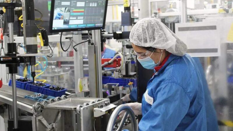 Madres mantienen largas jornadas laborales en México