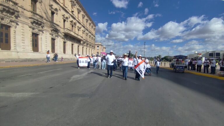 Marchan trabajadores en dos contingentes en Chihuahua