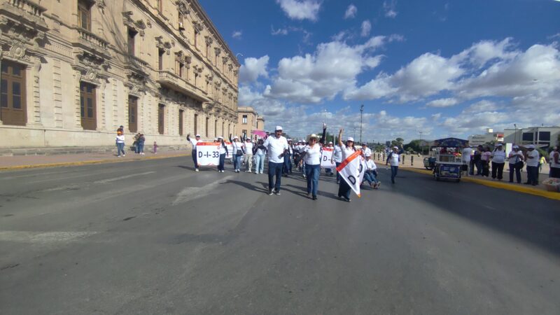 Marchan trabajadores en dos contingentes en Chihuahua