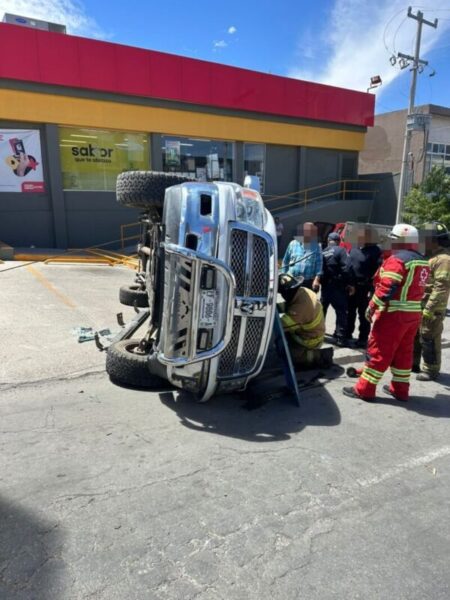 Mujer resulta lesionada tras volcadura en Cuauhtémoc